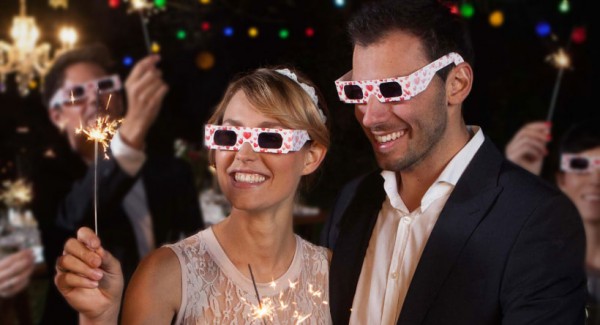 Paar-blickt-auf-Wunderkerze-mit-Herzbrille